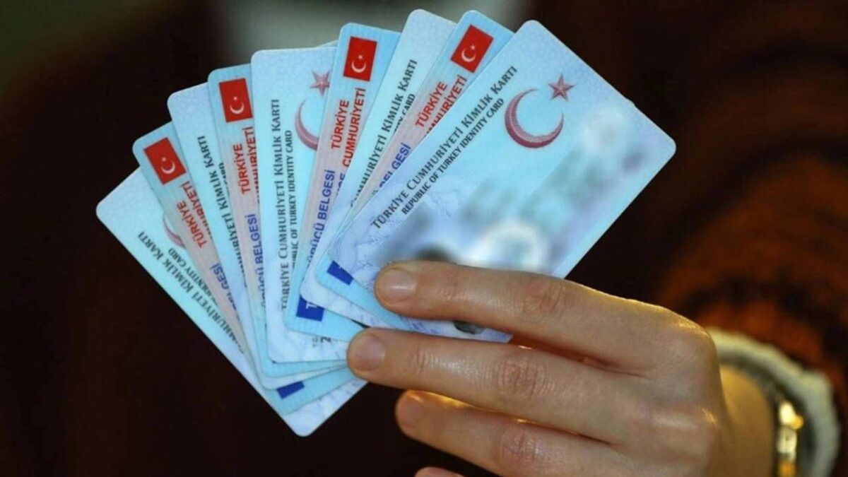 Eski tip ehliyette son tarih belli oldu: Yenilemeyen trafiğe çıkamayacak! Eski tip ehliyette son tarih belli oldu: Yenilemeyen trafiğe çıkamayacak!