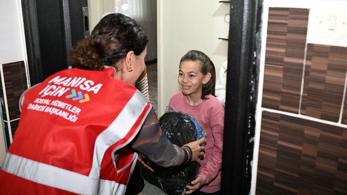 Manisa Büyükşehir’den 15 bin öğrenciye çanta ve kırtasiye desteği