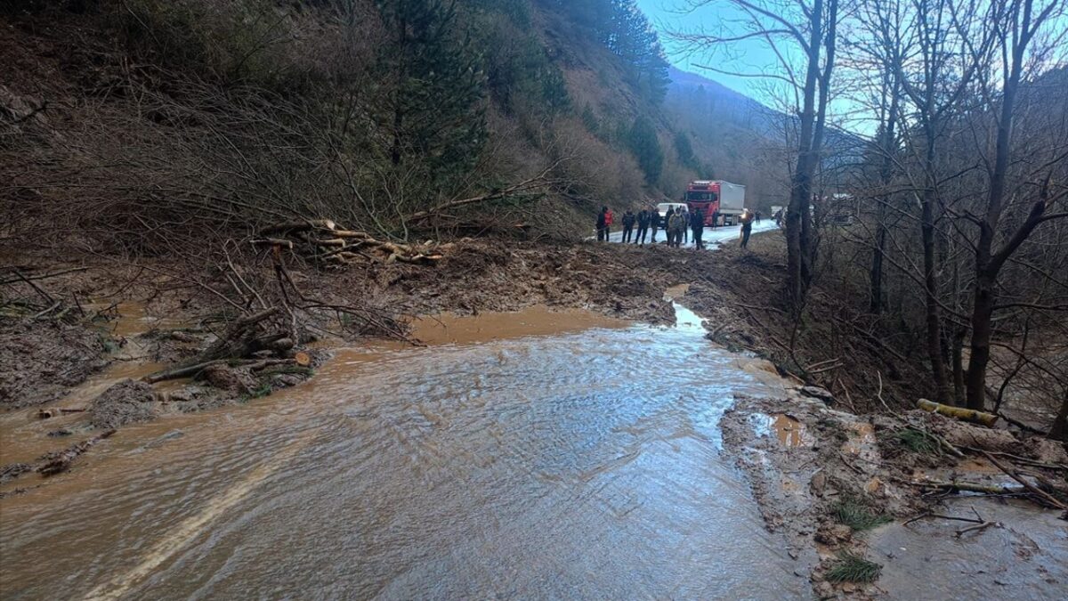 Heyelanın ardından kapanan yol açıldı Heyelanın ardından kapanan yol açıldı