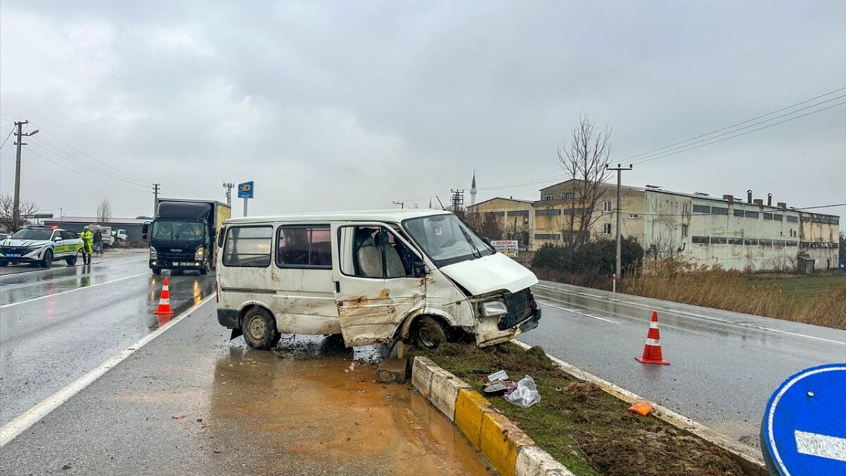Direksiyon hakimiyetini kaybetti… Refüje çarptı! Direksiyon hakimiyetini kaybetti… Refüje çarptı!