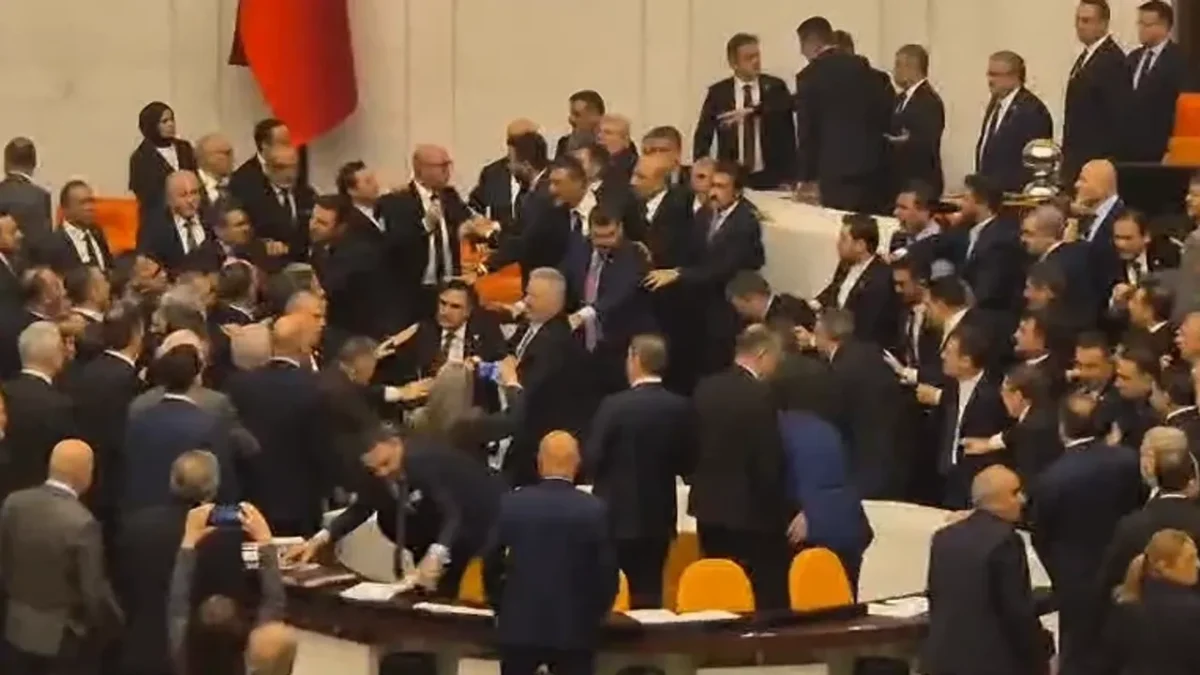 Meclis’te Akın Gürlek protestosu: CHP kürsüyü işgal etti Meclis’te Akın Gürlek protestosu: CHP kürsüyü işgal etti