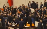 Meclis’te Akın Gürlek protestosu: CHP kürsüyü işgal etti