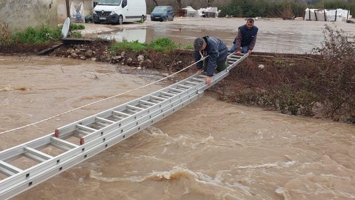 Muğla’da sağanakta mahsur kalanlar kurtarıldı! Muğla’da sağanakta mahsur kalanlar kurtarıldı!