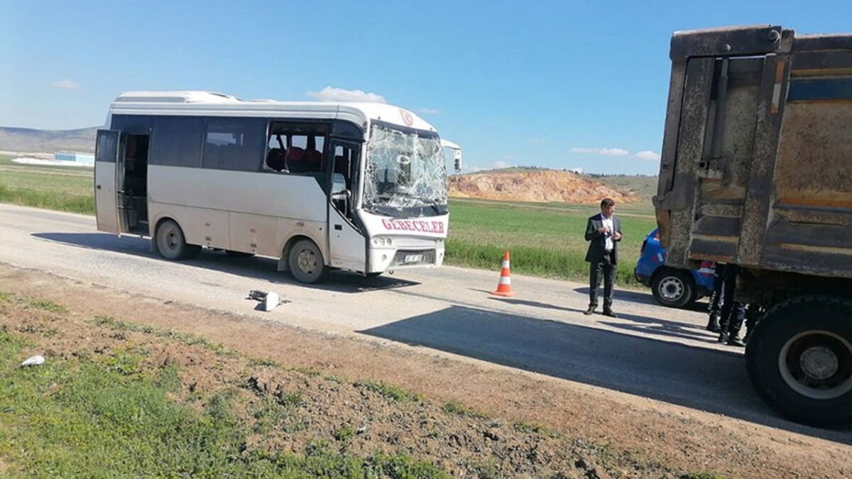 Minibüs kamyona çarptı: 3 kişi yaralandı