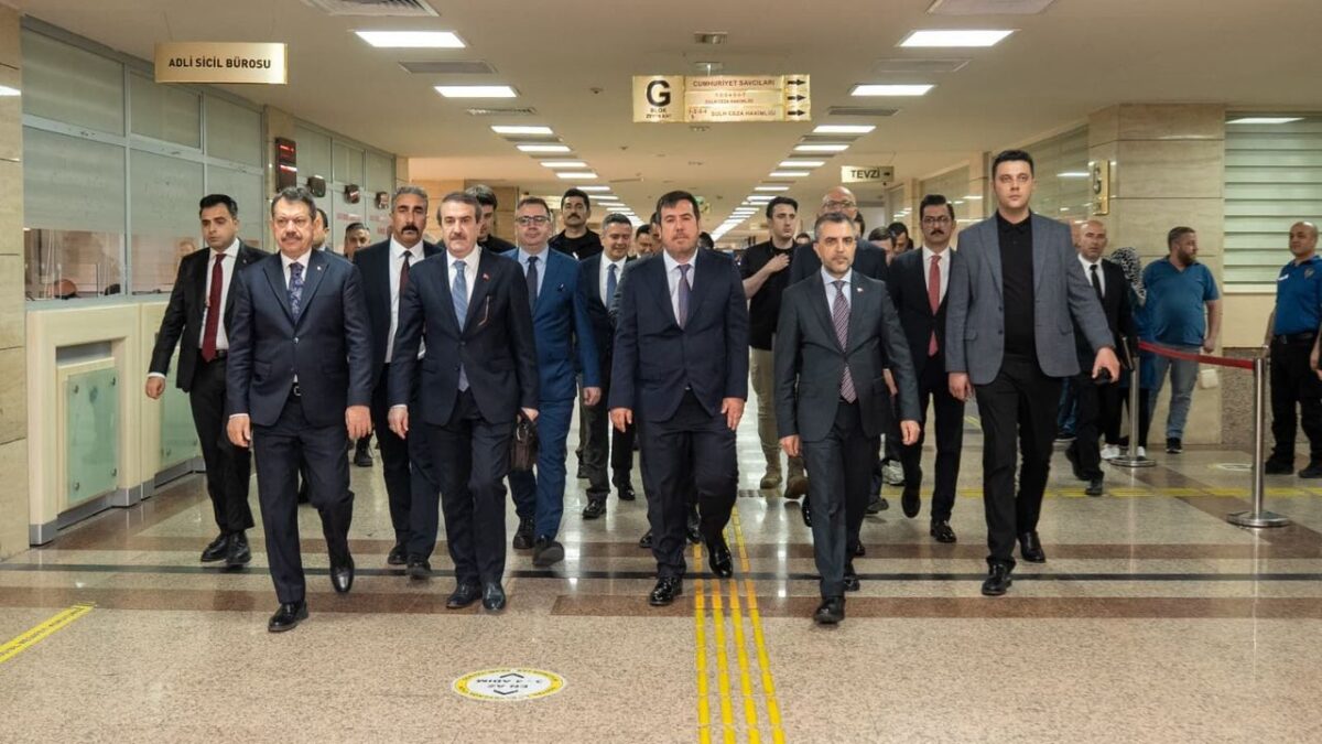 Adalet Bakan yardımcılarından İzmir Adliyesi’ne ziyaret Adalet Bakan yardımcılarından İzmir Adliyesi’ne ziyaret