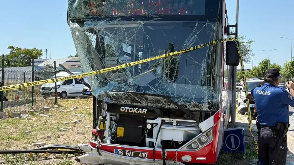 Belediye otobüsü kaza yaptı: Ölü ve yaralılar var Belediye otobüsü kaza yaptı: Ölü ve yaralılar var
