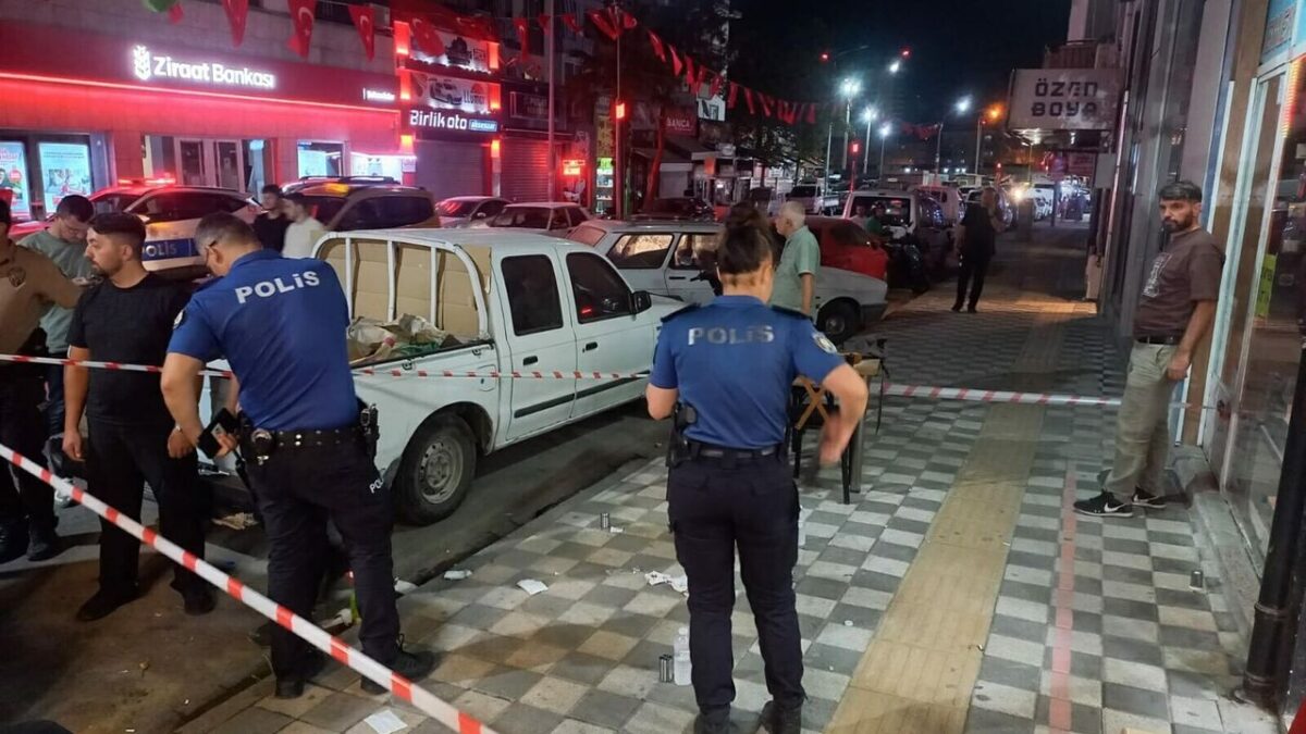 Kasklı saldırgan dehşeti: Bacağına 3 kurşun isabet etti! Kasklı saldırgan dehşeti: Bacağına 3 kurşun isabet etti!