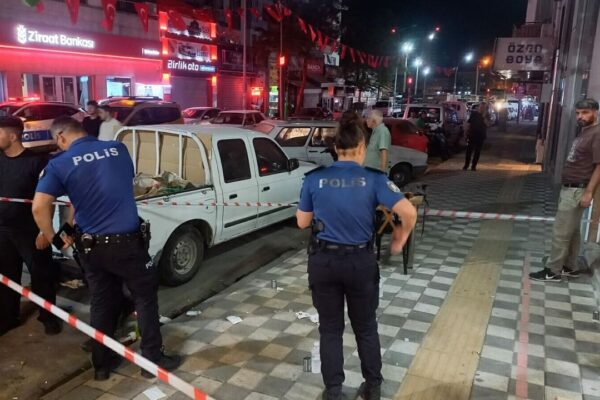 Kasklı saldırgan dehşeti: Bacağına 3 kurşun isabet...