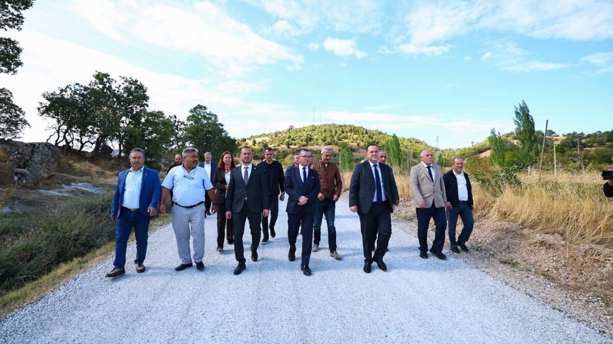 Dutlulu, Demirci’de 12 mahalleyi bağlayan yolu inceledi Dutlulu, Demirci’de 12 mahalleyi bağlayan yolu inceledi