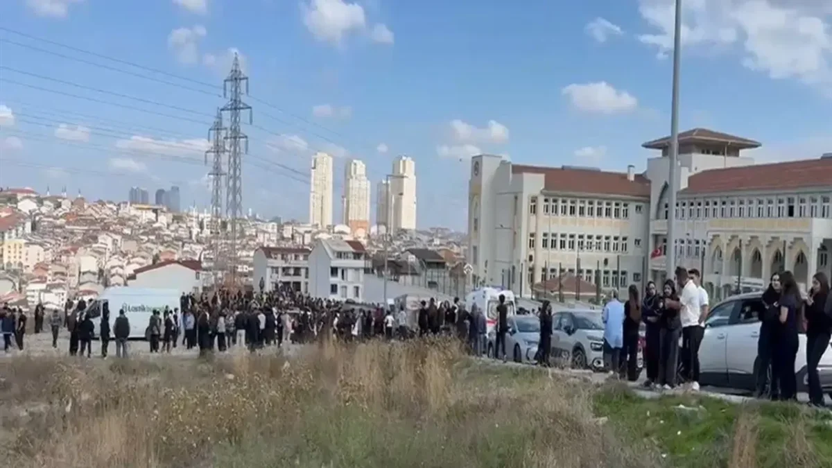 Lisede bıçaklı kavga: 2 öğrenci yaralı Lisede bıçaklı kavga: 2 öğrenci yaralı