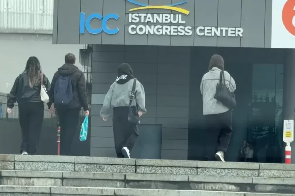 5 bin kişilik konserde facia: 1 kişi hayatını kayb... 5 bin kişilik konserde facia: 1 kişi hayatını kayb...