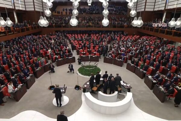 Erdoğan kürsüye gelince YENİ Partililer salonu ter...